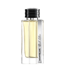 Frasco de perfume Montblanc com design elegante e moderno. Recipiente de vidro transparente com tampa preta escalonada. Rótulo com nome da marca "Montblanc" em destaque. Líquido de cor amarelada visível no interior.