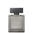 Frasco de perfume masculino da marca Narciso Rodriguez, com rótulo em tons de cinza e branco, exibindo o nome do produto "Musc Santal" e a indicação "for him".