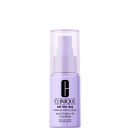 Frasco de spray fixador de maquiagem da marca Clinique, com embalagem lilás, com nome da marca e do produto "Set the Day Makeup Setting Spray".