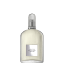 Frasco de perfume Tom Ford Eau de Grey Vetiver, com design de vidro estriado e tampa prateada. Rótulo branco com o nome da fragrância em letras pretas. Embalagem elegante e minimalista, com volume de 50 ml.