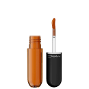 Lip tint da marca M·A·C: um frasco de vidro e um aplicador de batom preto com a marca impressa. O frasco contém um produto líquido.