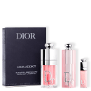 Conjunto de produtos de beleza da marca Dior, incluindo o balm Dior Addict Lip Glow e o gloss Dior Addict Lip Maximizer, com embalagens em tom rosa.  A seleção inclui também um mini-gloss na tonalidade rosa.