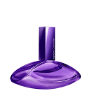 Frasco de item de perfumaria de cor violeta brilhante, com formato ovalado e tampa retangular. Rótulo com o texto "euphoria Calvin Klein" em letras brancas.