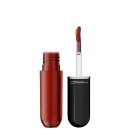 Lip tint da marca M·A·C: um frasco de vidro e um aplicador de batom preto com a marca impressa. O frasco contém um produto líquido.
