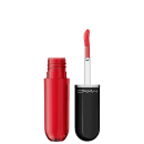 Lip tint da marca M·A·C: um frasco de vidro e um aplicador de batom preto com a marca impressa. O frasco contém um produto líquido.