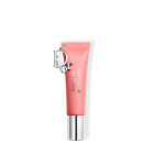 Tubo de Dior Lip Glow Butter da marca Dior com logotipo prateado em relevo, apresentado em fundo prateado e detalhe de pingente.