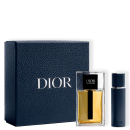 Caixa preta com logotipo Dior em relevo, contendo um frasco de perfume Dior Homme com tampa preta e um frasco de desodorante Dior Homme em fundo preto.