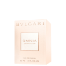 Caixa branca com texto "BVLGARI" e "OMNIA CRYSTALLINE" em relevo dourado, contendo um frasco de item de perfumaria com rótulo branco e texto dourado.