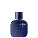 Frasco de perfume Lacoste de cor azul escuro, com textura de grade e logotipo da marca em destaque. Embalagem cilíndrica com tampa preta, apresentando design elegante e sofisticado.