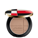 Pó Shiseido Color + Glow Enhancer  em embalagem redonda preta e dourada, com design xadrez em vermelho, branco e preto. O produto apresenta textura aveludada e logotipo da marca.