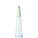 Frasco de item de perfumaria em formato cônico, com tampa arredondada, em vidro transparente com tonalidade esverdeada, exibindo rótulo com texto "EAU ESSENTIELLE L'EAU D'ISSEY".