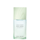 Frasco de item de perfumaria da marca Issey Miyake, com formato quadrado, em tons de verde claro, com rótulo em texto branco.