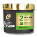 Pote de máscara capilar da marca Adlux Cosméticos, chamada "Super Cachos". A embalagem possui uma tampa dourada e um corpo preto com rótulos verdes. O tamanho do produto é de 500g.