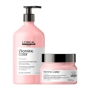 A imagem mostra dois produtos de cuidados capilares da linha Vitamino Color da L'Oréal Professionnel. Um é um shampoo profissional para cabelos coloridos. O outro é um tratamento para proteger a cor, em um pote rosa com tampa preta.