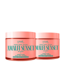 Dois potes de creme corporal da marca Skelt, exibindo o nome "Amalfi Sunset" em destaque. Os potes possuem tampa rosada e rótulos com informações sobre a fragrância e propriedades do produto.