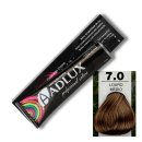 Caixa de coloração de cabelo da marca Adlux Cosméticos, na cor 7.0 Louro Médio. A embalagem é preta com detalhes em rosa, exibindo o nome da marca "Adlux" e informações sobre o produto, como "Coloração Creme" e "Profissional Colors".
