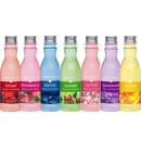 Kit Phytoderm Água de Colônia 250ml com 7 fragrâncias diferentes. Conjunto de sete frascos de vidro transparente contendo líquidos coloridos: rosa claro, rosa escuro, azul claro, verde claro, rosa médio, roxo claro e amarelo claro.