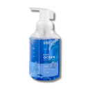 Frasco de sabonete em espuma da linha Blue Ocean da Kiss New York, com 275ml de capacidade. O recipiente é transparente com detalhes em azul, exibindo o nome da marca e a fragrância "Oceano Azul".