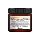 Frasco de máscara capilar vegetariana nutritiva da Naturaltech, com 250 ml, embalagem de vidro marrom escuro e tampa preta com textura estriada. Rótulo branco com informações sobre o produto em inglês.