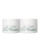 Dois frascos brancos da linha Nutricurls da Wella Professionals, contendo máscara de tratamento intensivo para cabelos ondulados e cacheados. Os frascos possuem rótulos com o nome da linha e a descrição do produto.