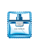 A imagem mostra uma frasco de perfume masculino da Versace. O frasco tem forma retangular e bordas onduladas em um tom de azul vibrante. O nome "Versace Man Eau Fraîche" está impresso em letras brancas sobre o frasco.