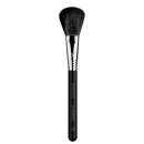 A imagem mostra um pincel de maquiagem de alta qualidade da marca Sigma Beauty. O pincel tem um cabo preto com o nome "Sigma" e a descrição "Powder Brush F10" gravados nele. A parte superior possui cerdas densas e macias em formato arredondado.