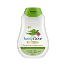 Frasco de shampoo Baby Dove com 400 ml, embalagem branca e verde, com imagem de pássaro e texto indicando ser um produto hipoalergênico para cabelos claros, com hidratação glicerinada com camomila.