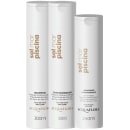 Três frascos brancos da linha Acquaflora, contendo shampoo, condicionador e leave-in da linha  Sol Mar Piscina, com rótulos em tons de bege e dourado, indicando proteção contra os efeitos prejudiciais da água do mar e da piscina.