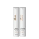 Dois frascos brancos de 300ml da linha Acquaflora, contendo shampoo e condicionador com proteção contra os efeitos da água do mar e do cloro, com rótulos em branco e dourado.