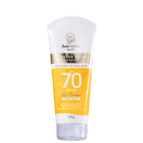 Protetor solar corporal da marca Australian Gold, com fator de proteção 70 contra raios UVA e UVB. Embalagem em tubo plástico branco e amarelo. Textura gel creme, toque seco.