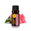 Óleo essencial natural em frasco âmbar de 10ml com tampa preta rosqueada. Rótulo rosa com o nome "menopausa".  Ao lado do frasco, há uma flor rosa de hibisco e uma folha verde, representando os ingredientes naturais do produto.