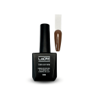 Esmalte em gel da marca Lacre Cosméticos, na cor café com leite, em embalagem preta com rótulo branco contendo o nome do produto e informações sobre o brilho e a cabine de LED.