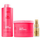Produtos de cuidado capilar da linha Color Brilliance da Wella Professionals. Um frasco plástico rosa para shampoo com o logotipo da Wella. Um pote rosa para tratamento intensivo capilar. Um frasco dourado pequeno, de óleo capilar.