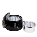 Aquecedor elétrico para cera de depilação. Possui um corpo preto brilhante com um painel de controle e um recipiente interno de metal. O recipiente interno é destacável e possui uma tampa de vidro. O produto possui um design compacto e moderno.