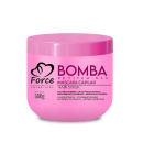 Frasco rosa de 500g da máscara capilar Bomba de Vitaminas da Force Cosméticos, com rótulo destacando os benefícios de rico em vitaminas, resistência aos fios e hidratação intensa.