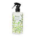 Frasco de spray com 500 ml de Água Perfumada Alecrim da marca Kailash, com rótulo branco e verde exibindo folhas de plantas em um design minimalista.