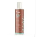 Shampoo da linha Scalp Care da marca Apice Cosméticos. A embalagem é um frasco com um rótulo contendo informações sobre sua função de limpeza e hidratação do couro cabeludo. O frasco possui um dispensador na parte superior e a capacidade de 300ml.