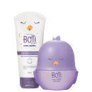 Dois produtos da linha Boti Baby: colônia infantil em formato de passarinho com olhos fechados de sono e bico laranja; e loção banho e pós banho com ilustração de um passarinho dormindo. Predominam as cores branca, roxa e detalhes em amarelo.