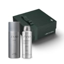 Na imagem um spray corporal de 200ml e um desodorante antitranspirante de 75g. Ambos tem formato cilíndrico e cor cinza prateado. Atrás há uma caixa presenteável na cor verde.