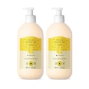 São dois frascos de loção hidratante desodorante com fragrância de banana. Os frascos são de plástico branco opaco com bombas dosadoras na parte superior. As embalagens têm rótulos amarelos com uma ilustração estilizada de banana.