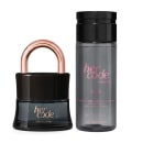 Dois itens de perfumaria em embalagens pretas e cinzas. Um é um frasco com rótulo "her code touch" e o outro é um recipiente em formato de cadeado com alça dourada, ambos com design moderno e minimalista.