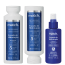 Três produtos da linha Match: um frasco de shampoo, um frasco de condicionador e um frasco de leave-in, todos com embalagens brancas e azuis, destacando os benefícios de hidratação e proteção contra os 5 agressores diários do fio.