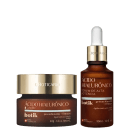 Dois produtos de beleza da linha Botik: um creme de ácido hialurônico em embalagem de 40g e um soro de ácido hialurônico em frasco de 30ml, ambos com rótulos dourados e marrons.