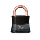 A imagem mostra um frasco da fragrância da linha Her Code. O frasco é preto e possui um arco na parte superior que parece ser de metal rose gold, em formato de cadeado. O nome "her code" está escrito em letras douradas no vidro do frasco.