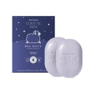 Embalagem composta por uma caixa retangular azul marinho com estrelas brancas e dois sabonetes em barra retangulares na cor lilás claro. A caixa exibe o nome do produto "Boa Noite" e os sabonetes têm o logotipo "Cuide-se Bem" gravado.