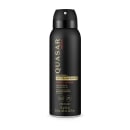 O produto apresentado é um desodorante antitranspirante em aerossol da marca O Boticário. A embalagem é preta com detalhes dourados, apresentando o nome da marca "Quasar" e a indicação "Nova fórmula antitranspirante". O frasco contém 125 ml do produto.