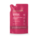 Refil de sabonete líquido perfumado da linha Nativa SPA. Embalagem flexível de plástico rosa vibrante com detalhes em branco. Informações sobre os ingredientes naturais, veganos e porcentagem de refil.