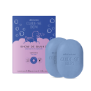 Conjunto de produtos de banho da linha "Cuide-se Bem". Embalagem principal em cartão azul com ilustração de nuvens rosas e texto em letras brancas. Contém duas barras de sabonete retangulares em tons de azul claro, com o nome da linha gravado.