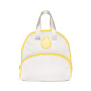 Bolsa de mão pequena em tecido branco com detalhes em amarelo. A bolsa tem alças de mão. Na frente, há um aplique amarelo em formato de pássaro com o texto "Boti" bordado. A bolsa apresenta um acabamento em amarelo nas laterais e na base.