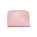 Nécessarie em material sintético na cor rosa claro. Possui formato retangular com cantos arredondados. O estojo apresenta textura fosca e tem o nome da marca "Cuide-se bem" gravado em relevo na parte frontal em letras minúsculas repetidas diversas vezes.
